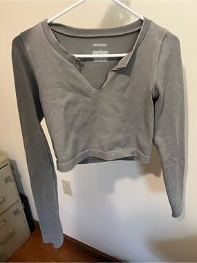 Wilfred Gray Ribbed V-Notch Long Sleeve Crop Top